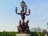 Pont Alexandre III, sur la Seine à Paris, candélabres avec sculptures de chérubins
