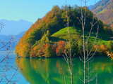 Herbstlandschaft am Lungernsee, in den Schweizer Alpen, eine kleine Halbinsel mit vielen Farben.