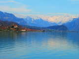 Lac de Brienz et Brienz, Suisse, sommets enneigés des Alpes en arrière-plan