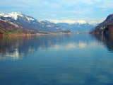 Lac de Brienz et Brienz, Suisse, partie nord-est du lac, sommets enneigés des Alpes en arrière-plan