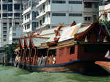 Le fleuve Chao Phraya, à Bangkok, Thaïlande, un bateau restaurant