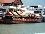 Le fleuve Chao Phraya, à Bangkok, Thaïlande, un bateau restaurant