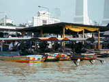 Le fleuve Chao Phraya, à Bangkok, Thaïlande, bateaux taxi à longue queue près du pont Memorial bridge localement appelé Saphan Phra Puttayodfa ou pont Rama I