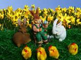Grand Maître Lièvre de Pâques, le super inspecteur des oeufs de Pâques qui contrôle minutieusement chaque oeuf de Pâques à la loupe, autour de lui ses lapins de Pâques assistants et des petits poussins
