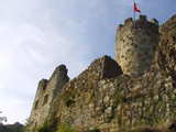 Château de conte de fées, à base d'une photo du Château Neu-Falkenstein, à gauche: la résidence, à droite: le donjon.