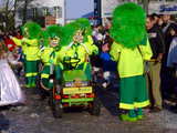 Basler Fasnacht 2011, Waggis Schlitzoore, ganz in grün, auf kleinem Traktor, sehr schöne grüne Palette