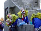 Carnaval de Bâle 2011, Waggis en train de bourrer des confettis dans le dos d'une spectatrice