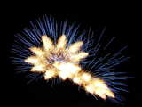 Feu d'artifice au Bruderholz 2006, étrange étoile filante de plumes blanches à rayons bleus, 1er Août, Bâle, Suisse
