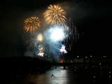Feuerwerk am Rhein 2007, weisse und goldene Blumen, auch gleichzeitig abgefeuert, Vorabend des 1. Augusts, Basel, Schweiz