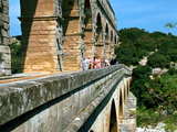 Le Pont du Gard, aqueduc romain et pont routier accolé, sud de la France