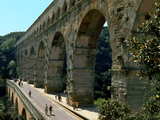 Le Pont du Gard, aqueduc romain et pont routier accolé, sud de la France