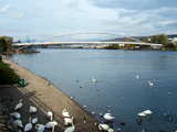 Die Dreiländerbrücke, durch 2 Lastkähnen getragen ist am Aufstellort angekommen, Sonntag 12 Nov 2006 Nachmittags, Präzisionsarbeit ist jetzt notwendig um die Brücke ganz genau auf den Betonblöcken zu positionieren