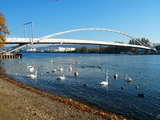 Die Dreiländerbrücke, 4 Tage nach der Aufstellung, Donnerstag 16 Nov 2006, sie wird jetzt von den Betonblöcken getragen, die Lastkähnen sind verschwunden, in Huningue, Frankreich, aufgenommen, der Blick ist flussabwärts
