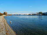 Die Dreiländerbrücke, 4 Tage nach der Aufstellung, Donnerstag 16 Nov 2006, sie wird jetzt von den Betonblöcken getragen, die Lastkähnen sind verschwunden, das linke Ufer ist Frankreich, das rechte Ufer ist Deutschland, in Huningue, Frankreich, aufgenommen, der Blick ist flussabwärts