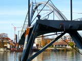 Die Dreiländerbrücke, 8 Tage nach der Aufstellung, Montag 20 Nov 2006, in Weil am Rhein, Deutschland, aufgenommen, am anderen Ufer sehen wir den Glockenturm der Kirche Christ-Roi in Huningue, Frankreich