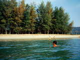Strand von Kamala, nördlicher Teil, Westküste von Phuket, Thailand, Schwimmer im Andamanmeer