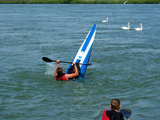 Kayak sur le Rhin, Huningue, France, kayakiste essayant de mettre son kayak en position verticale