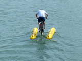 Bicyclette sur le Rhin, Huningue, France, n'avez-vous jamais vu un vélo sur un fleuve?, pas vraiment sur comment sa propulsion est assurée