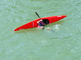 Kayak sur le Rhin, Huningue, France, kayakiste effectuant une rotation de 360 degrés autour de l'axe longitudinal