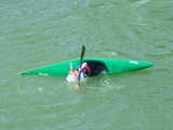 Kayak sur le Rhin, Huningue, France, kayakiste effectuant une rotation de 360 degrés autour de l'axe longitudinal