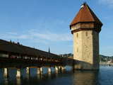 Kapellbrücke le pont en bois de Lucerne, Suisse, le plus ancien pont en bois d'Europe et le château d'eau, vu depuis la rive de la Reuss, en arrière plan le pont Seebrücke