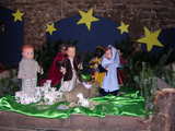 Crèche de Noël, l'enfant Jésus dans un sabot, les figurines ont des têtes de poupées, exposée à Muzeray, France