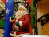 Der Weihnachtsmann, mit seinem Sack voller Geschenken und einer Glocke, Weihnachtsmarkt, Basel, Schweiz