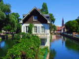 Kleines Frankreich, Haus zwischen zwei Flussarmen der Ill im Viertel Petite France und das Strassburger Münster