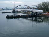Die Dreiländerbrücke, auf 2 Lastkähnen geladen, Donnerstag 9 Nov 2006 Morgens, noch am Rand der Lastkähnen, die Brücke wird durch Lastträger mit 48 Paar Rädern zur Mitte der Lastkähnen verschoben, von der Palmrainbrücke aus aufgenommen