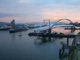Die Dreiländerbrücke, auf 2 Lastkähnen geladen, befindet sich jetzt auf der Mitte der Lastkähnen, Donnerstag 9 Nov 2006 Abends