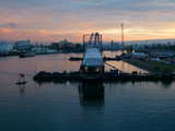 La Passerelle des Trois Pays, posée sur 2 barges, jeudi 9 Nov 2006 soir, se trouve maintenant au milieu des barges, cette vue axiale montre que la passerelle est asymétrique