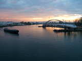 La Passerelle des Trois Pays, posée sur 2 barges, jeudi 9 Nov 2006 soir, se trouve maintenant au milieu des barges, coucher de soleil hivernal sur le rhin, péniche à gauche
