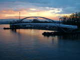 La Passerelle des Trois Pays, posée sur 2 barges, jeudi 9 Nov 2006 soir, se trouve maintenant au milieu des barges, coucher de soleil hivernal sur le rhin