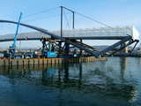 La Passerelle des Trois Pays, posée sur 2 barges, vendredi 10 Nov 2006 matin, se trouve maintenant au milieu des barges, ceci est l'extrémité de la passerelle qui se trouvera en France