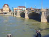 Der Rhein in Basel, Schweiz, unterhalb der Mittleren Rheinbrücke, die älteste der 5 Basler Rheinbrücken