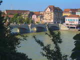 Der Rhein in Basel, Schweiz, oberhalb der Mittleren Rheinbrücke, die älteste der 5 Basler Rheinbrücken