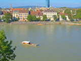 Der Rhein in Basel, Schweiz, eine typische Basler Rheinfähre, zwischen der Mittleren Rheinbrücke und der Wettsteinbrücke, einige Leute geniessen die letzten Sonnenstrahlen des Sommers auf dem Kleinbasler Ufer