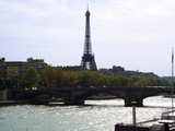 Die Seine in Paris, die Brücke Pont des Invalides, der Eiffelturm im Hintergrund