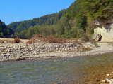 La Singine, dans les Gorges de la Singine en Suisse, après la crue d'août 2005, Le rocher tombé là il y a fort longtemps est l'un des rares objets qui soit resté à sa place