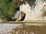 La Singine, dans les Gorges de la Singine en Suisse, après la crue d'août 2005, Le rocher tombé là il y a fort longtemps est l'un des rares objets qui soit resté à sa place
