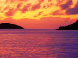 Inoubliables couchers de soleil, aux Seychelles, le soleil est derrière la petite île donc déjà couché, côte ouest de l'île principale Mahé