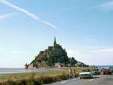 Le Mont Saint-Michel, France, au premier plan: la digue de Pontorson.