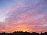 Durch den Sonnenuntergang gefärbte kleine Wolken, Weitwinkelansicht, südlich von Köniz bei Bern, Schweiz, 31 Juli 2009, HDR Bild