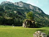 Sommets rocheux, posés sur une verte prairie, paysage de montagne près du col du Tourmalet, hautes Pyrénées, France