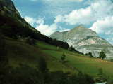 Sommet rocheux, ressemblant à une pyramide, paysage de montagne près du col du Tourmalet, hautes Pyrénées, France