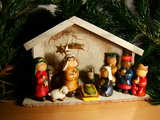 Crèche de Noël, crèche simple avec des figurines en porcelaine peinte