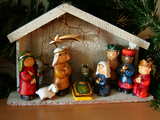 Crèche de Noël, crèche simple avec des figurines en porcelaine peinte