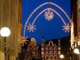 Weihnachtliche Strassenbeleuchtung, in der Freien Strasse, grosser Tannenbaum und beleuchtetes Haus am Marktplatz im Hintergrund, in Basel, Schweiz