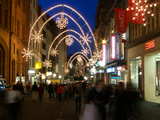 Weihnachtliche Strassenbeleuchtung, in der Freien Strasse, grosser Tannenbaum am Marktplatz im Hintergrund, in Basel, Schweiz
