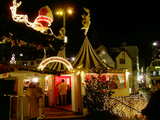 Illuminations de Noël, stands avec anges et le traineau du Père Noël au Marché de Noël de Bâle, Suisse